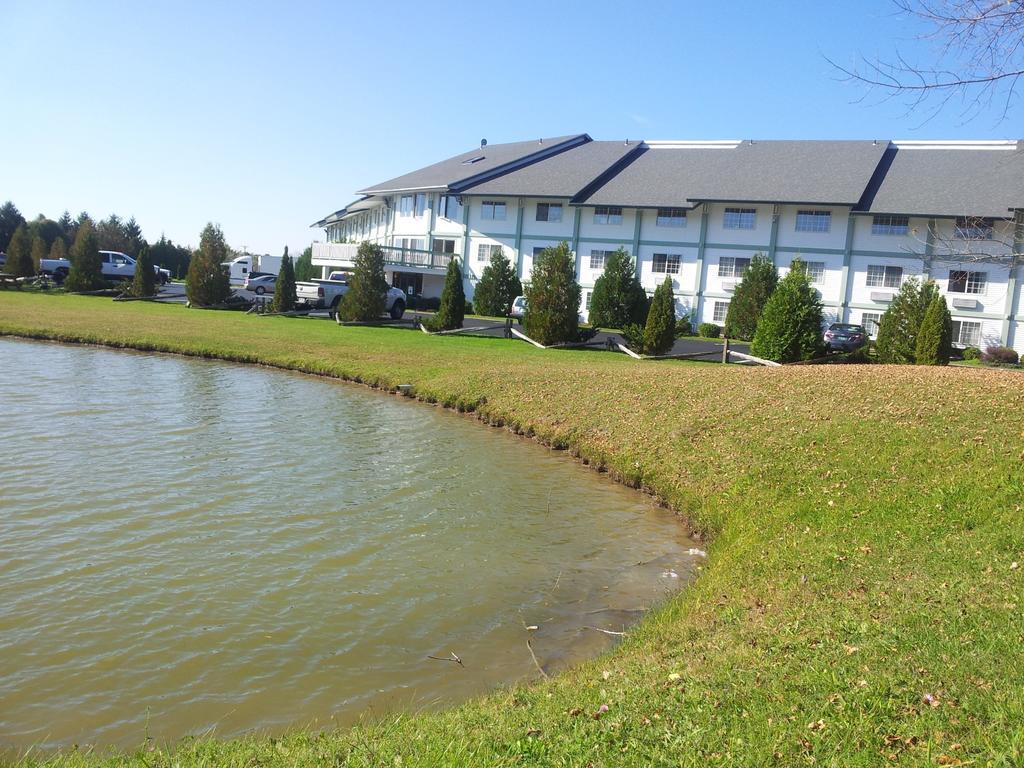 Days Inn By Wyndham Shelburne/Burlington Екстериор снимка