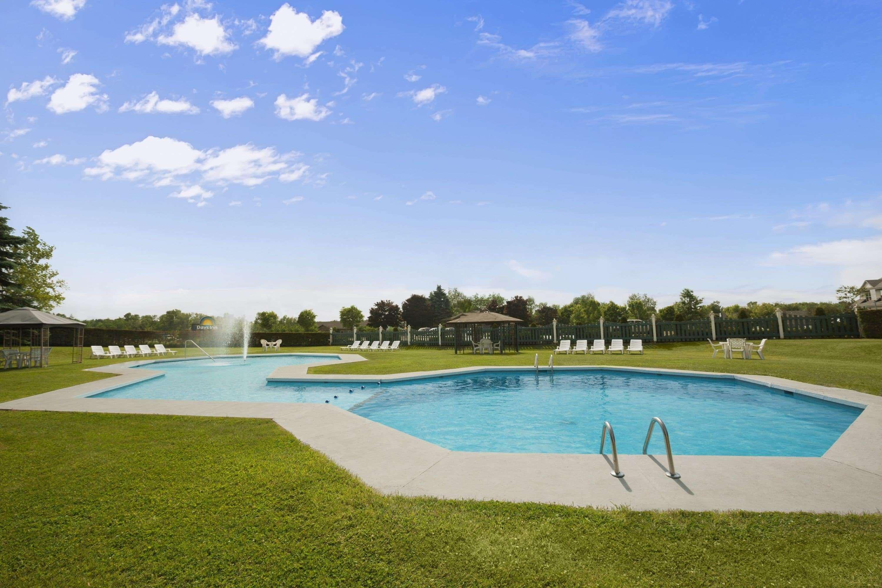 Days Inn By Wyndham Shelburne/Burlington Екстериор снимка